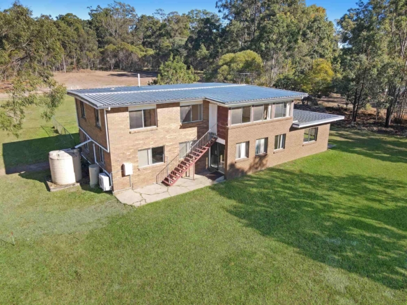 6 Bedroom Renovator’s Delight with Enormous Potential
