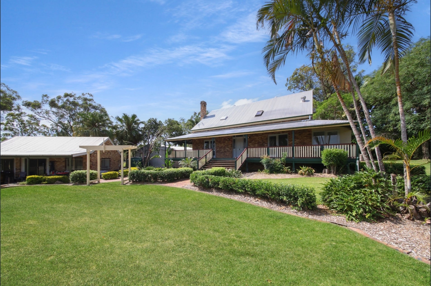 Unique Storybook Cottage – Horse Friendly 5017m2 Acreage + studio, pool and more