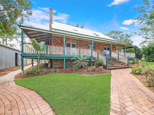 Unique Storybook Cottage – Horse Friendly 5017m2 Acreage + studio, pool and more