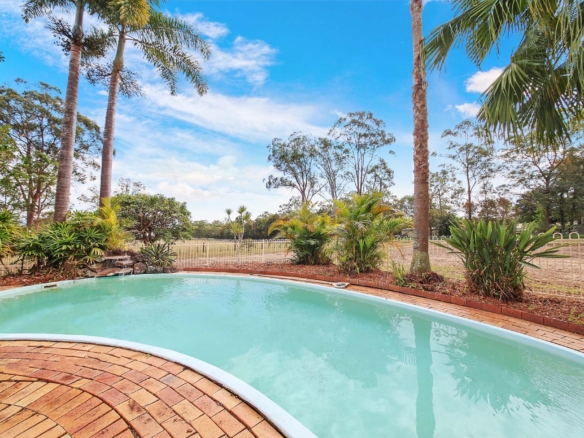 Unique Storybook Cottage – Horse Friendly 5017m2 Acreage + studio, pool and more