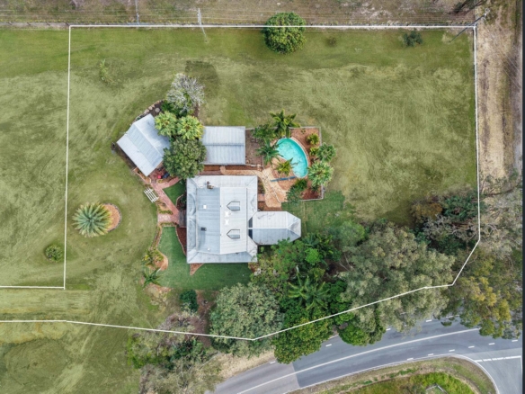 Unique Storybook Cottage – Horse Friendly 5017m2 Acreage + studio, pool and more
