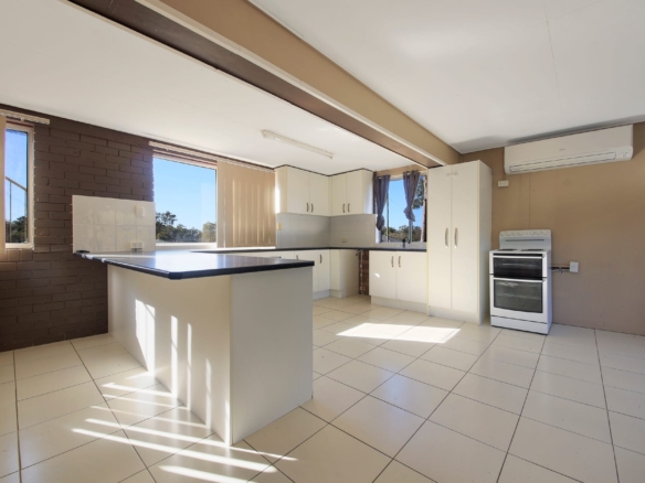6 Bedroom Renovator’s Delight with Enormous Potential