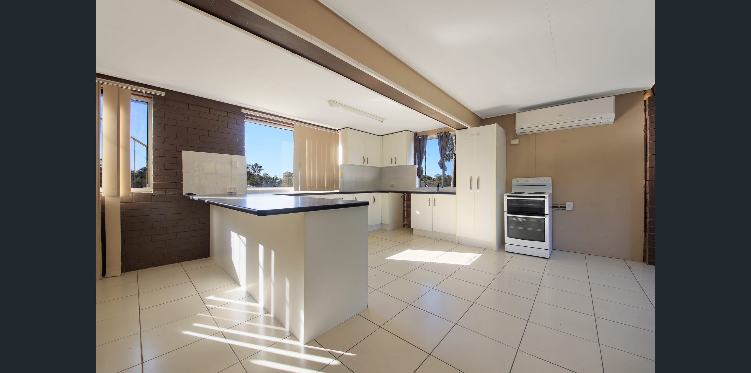 image4 6 Bedroom Renovator’s Delight with Enormous Potential
