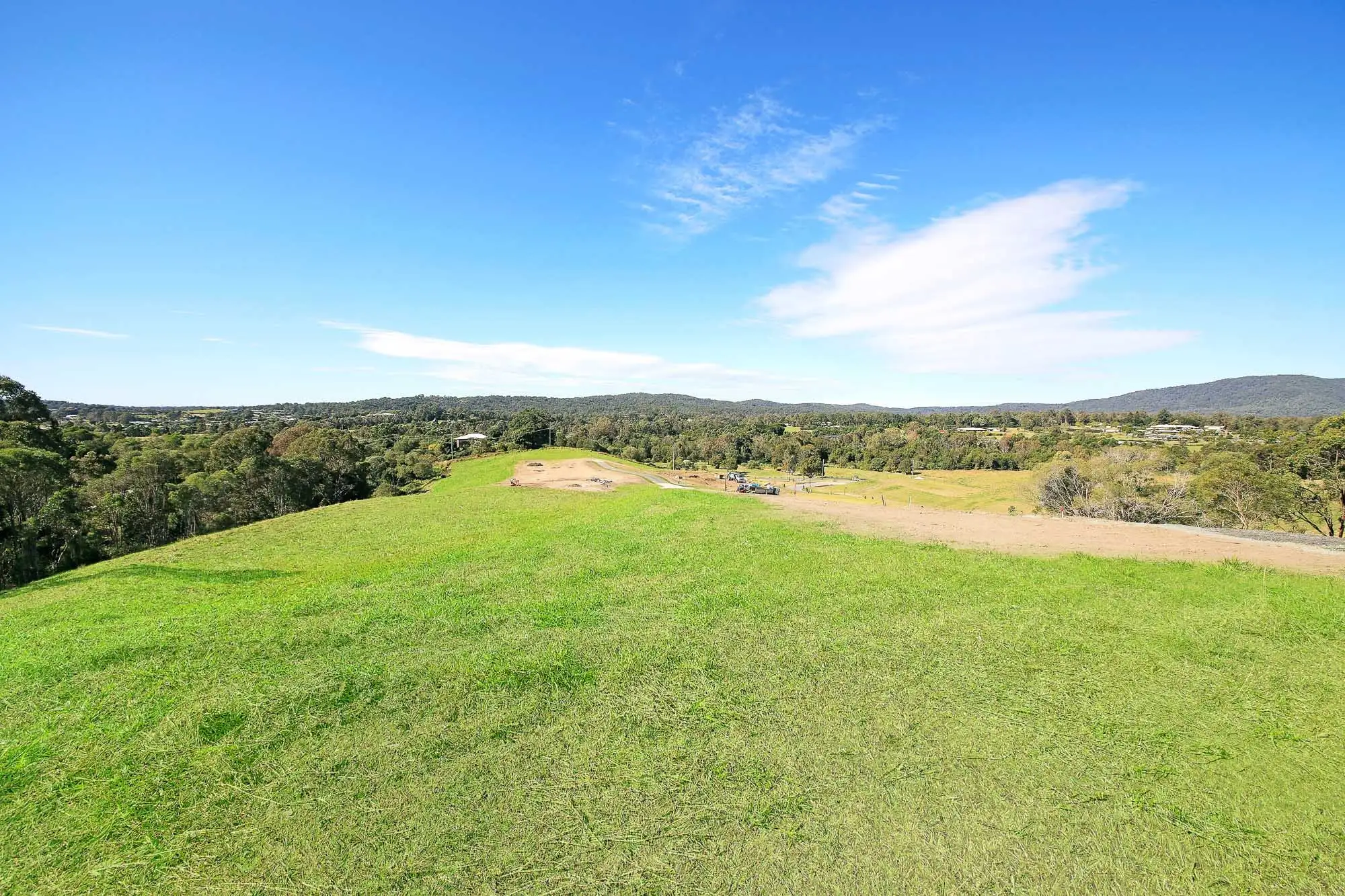 photo (15) Elevated 4000sqm lots with spectacular views.