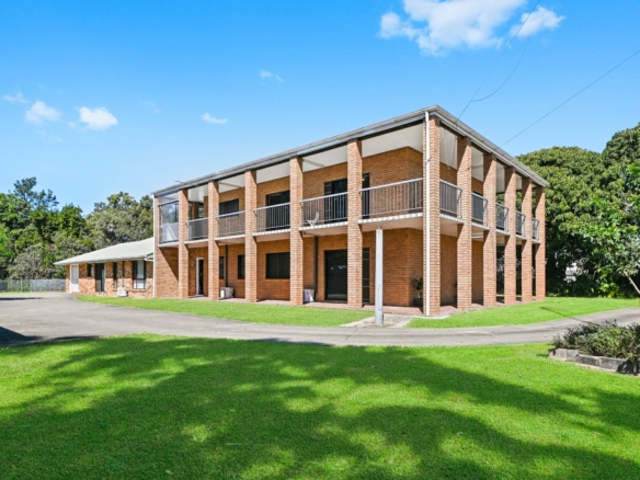 BRIGHTON’S FINEST – SPECTACULAR 1 ACRE – DUAL LIVING, POTENTIAL PLUS, SPECTACULAR 1 ACRE