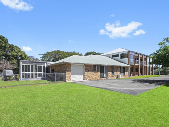 BRIGHTON’S FINEST – SPECTACULAR 1 ACRE – DUAL LIVING, POTENTIAL PLUS, SPECTACULAR 1 ACRE