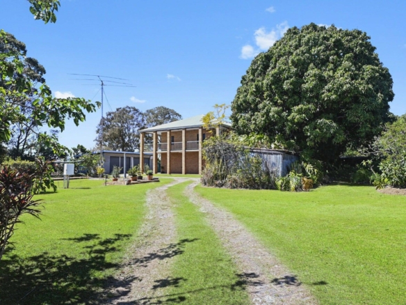 BRIGHTON’S FINEST – SPECTACULAR 1 ACRE – DUAL LIVING, POTENTIAL PLUS, SPECTACULAR 1 ACRE