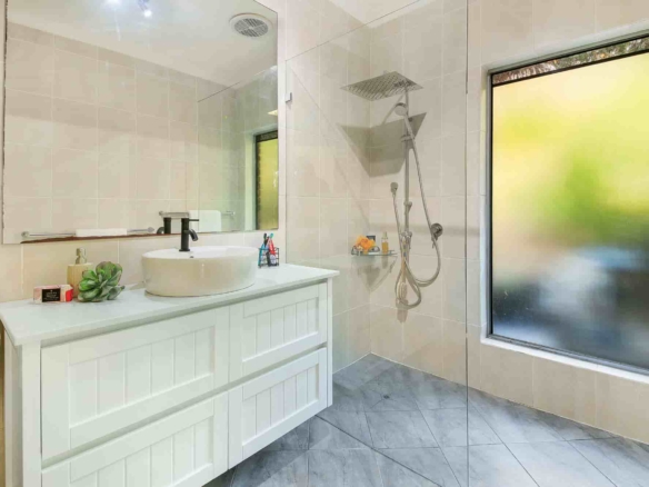 Family Home & Cottage with loft – Entertainers Haven overlooking reserve