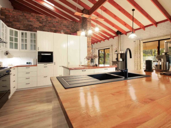 Family Home & Cottage with loft – Entertainers Haven overlooking reserve