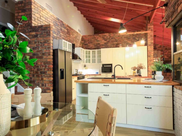 Family Home & Cottage with loft – Entertainers Haven overlooking reserve