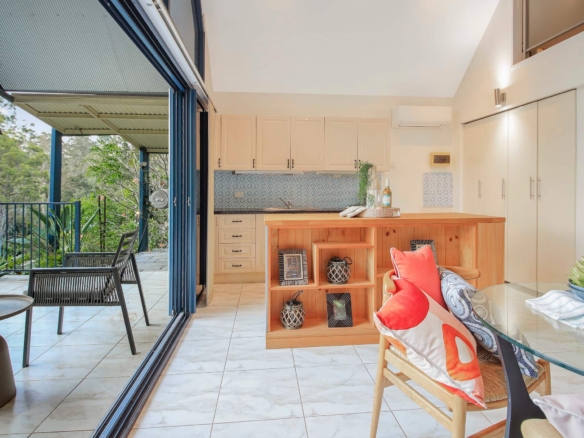 Family Home & Cottage with loft – Entertainers Haven overlooking reserve