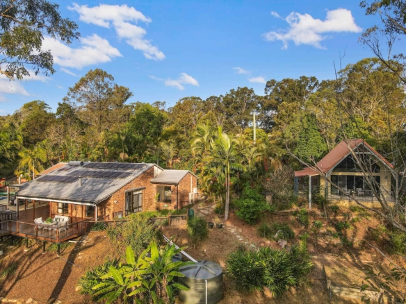 Family Home & Cottage with loft – Entertainers Haven overlooking reserve