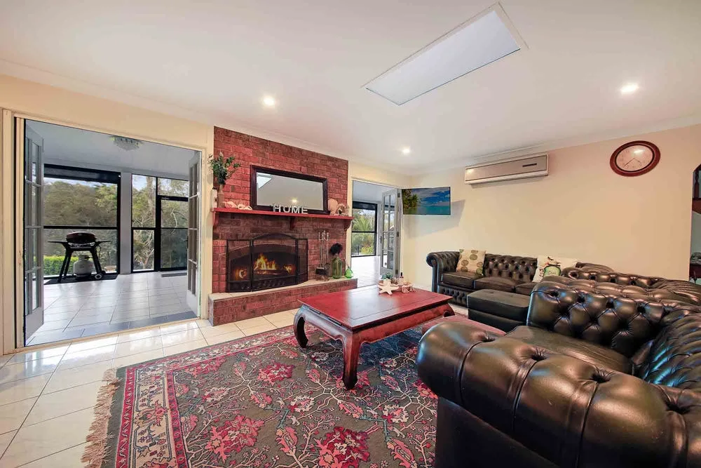 2019591880_11_1_241026_103146-w1000-h667 Rare and Expansive Family Home on Over 6 Acres – A Unique Opportunity with Future Subdivision Potential