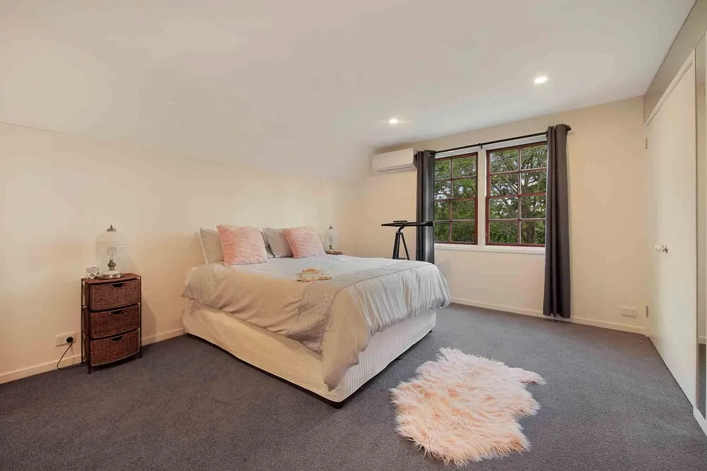 2019591880_19_1_241026_103146-w1000-h667 Rare and Expansive Family Home on Over 6 Acres – A Unique Opportunity with Future Subdivision Potential
