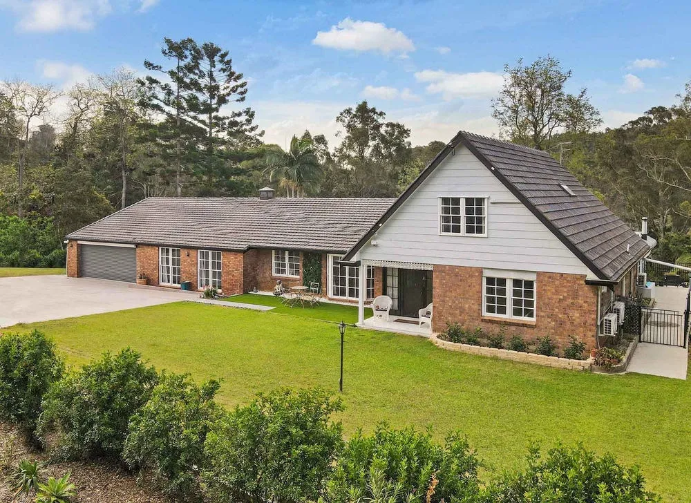 2019591880_20_1_241026_103146-w1000-h728 Rare and Expansive Family Home on Over 6 Acres – A Unique Opportunity with Future Subdivision Potential