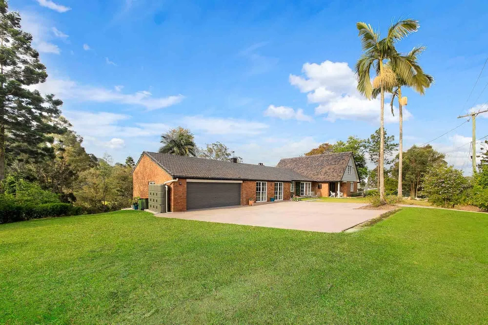 2019591880_21_1_241026_103146-w1000-h667 Rare and Expansive Family Home on Over 6 Acres – A Unique Opportunity with Future Subdivision Potential