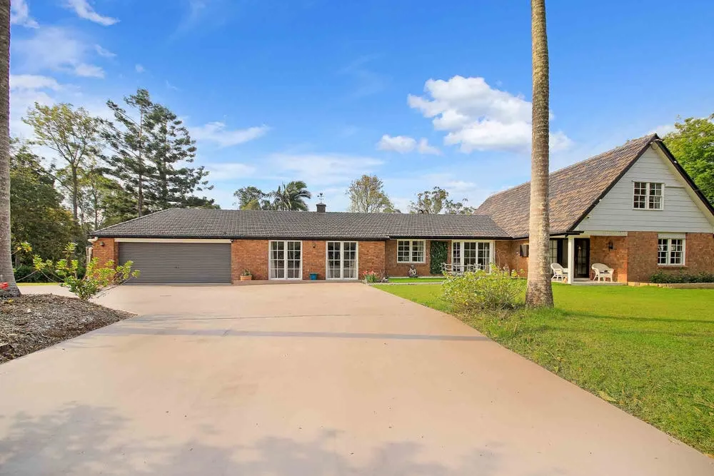 2019591880_26_1_241026_103146-w1000-h667 Rare and Expansive Family Home on Over 6 Acres – A Unique Opportunity with Future Subdivision Potential