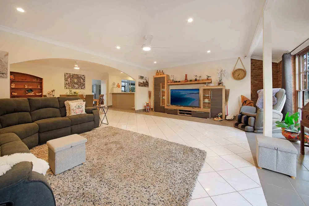 2019591880_7_1_241026_103146-w1000-h667 Rare and Expansive Family Home on Over 6 Acres – A Unique Opportunity with Future Subdivision Potential