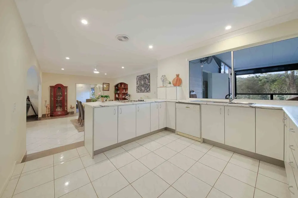 2019591880_8_1_241026_103146-w1000-h667 Rare and Expansive Family Home on Over 6 Acres – A Unique Opportunity with Future Subdivision Potential