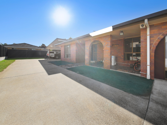 Large Family Home | 1020m2 Block | Walk to Genesis College, Shops and room for the tradies