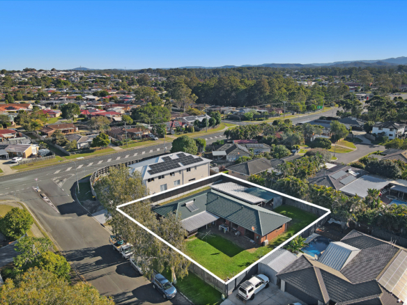 Large Family Home | 1020m2 Block | Walk to Genesis College, Shops and room for the tradies