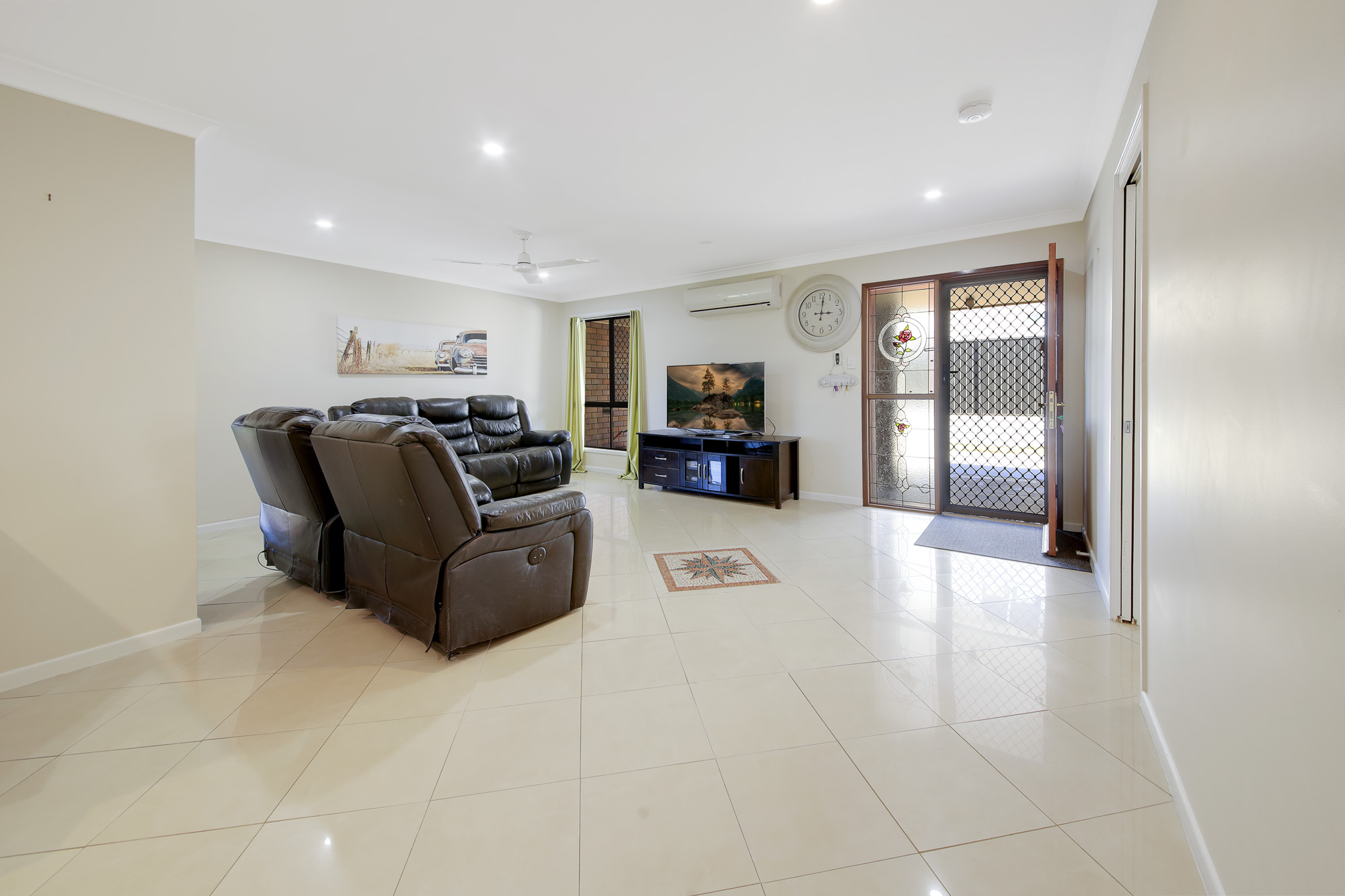 3-5 elmwood (4) Large Family Home | 1020m2 Block | Walk to Genesis College, Shops and room for the tradies