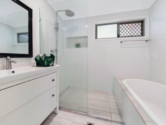 802m2 Renovated Entertainer